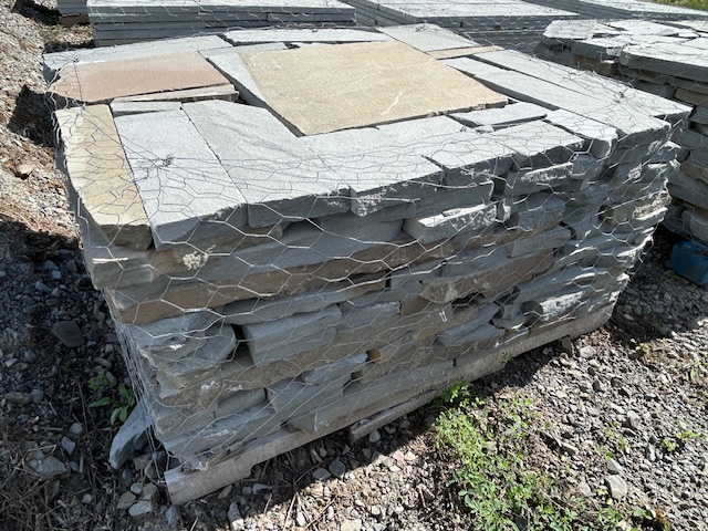 Lot 3: 3 pallets 1.5" Gauged Colonial Wallstone 2